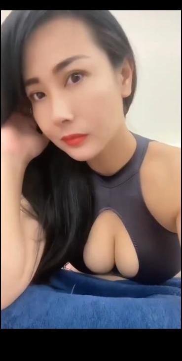 白嫩巨乳御姐