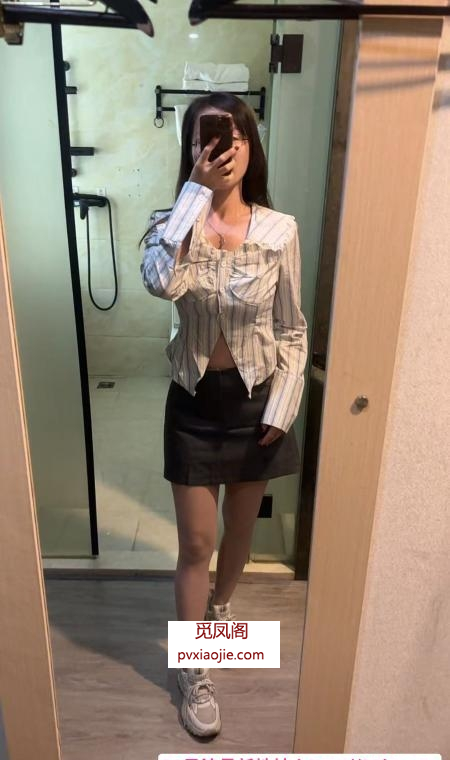 热辣制服妹子